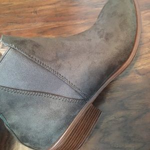 NEW GREEN SUEDE BOOTIES